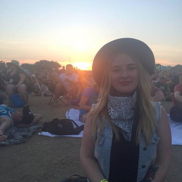 Meet your Posher, Cassandra