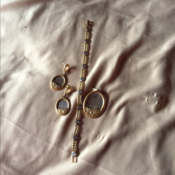 Bracelet, earrings and a pendant