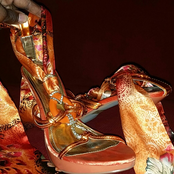 Heel shoes