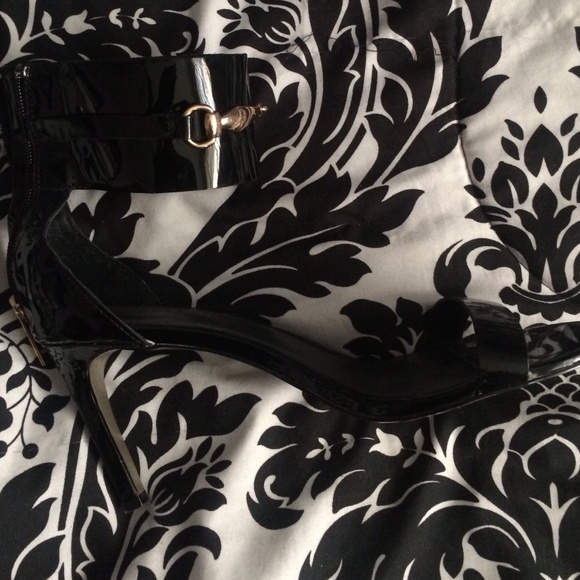 Obsession Rules black patent leather heel