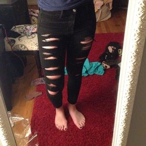 Hollister black distressed ankle jeans 😍😍😍