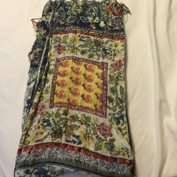 Beautiful scarf - Picture 3 of 3