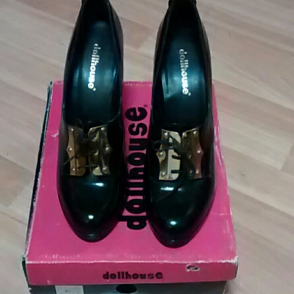 Black patent leather pumps