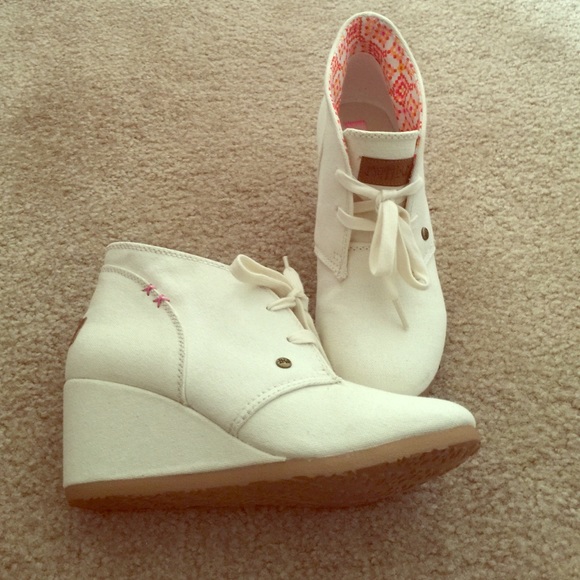$35 Mad Love Cream Wedge Booties size 8