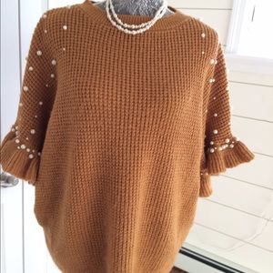 Comfy/ baggy sweater with cute pearls on sleeves