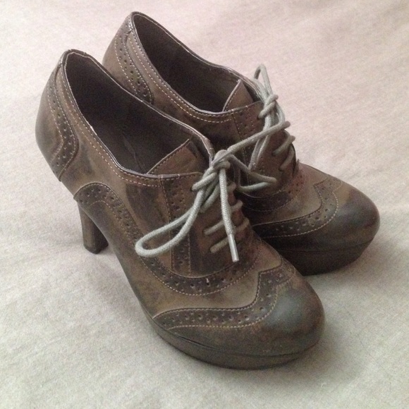 Mix No. 6 brown heel tie up booties!
