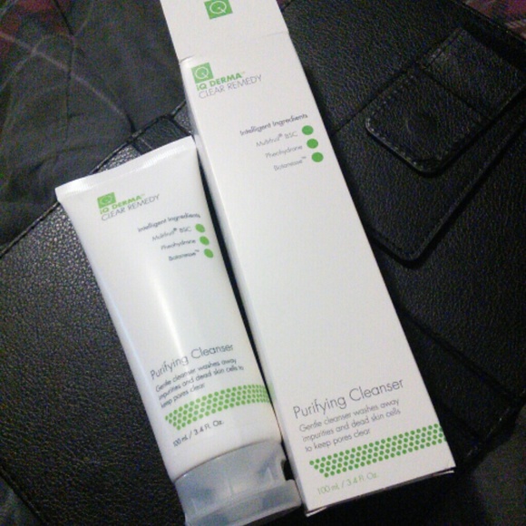 IQ Derma Purifying Cleanser New