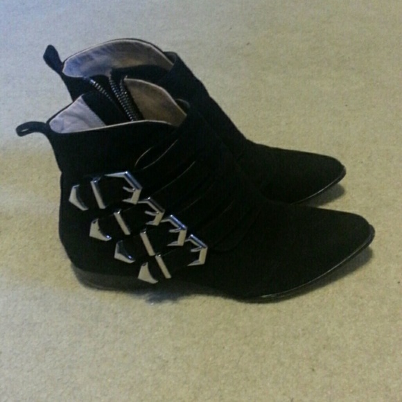 Super Cute Forever 21 black booties