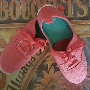 NWOT Canvas lace up tennis shoes