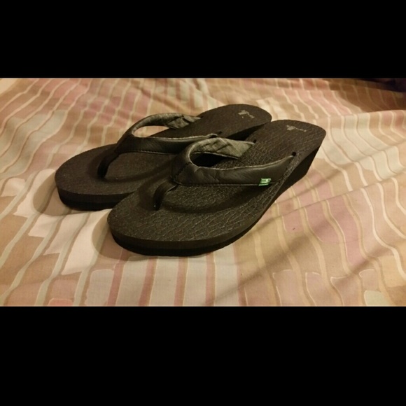 Sanuk wedge yoga mat flip flops.