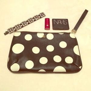 🎉HP🎉 Black and white wristlet