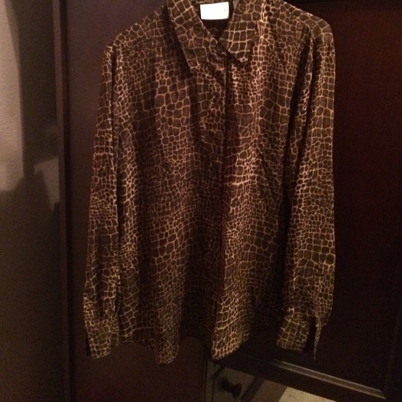 👚👚Beautiful animal print blouse👚👚