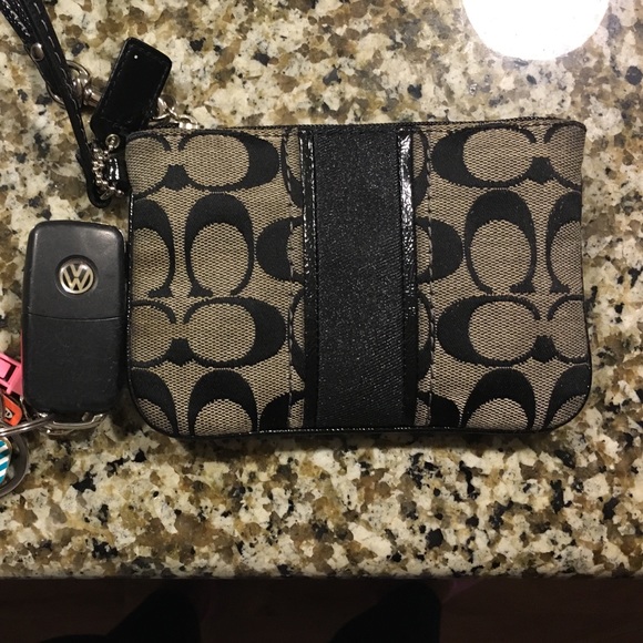 Coach wristlet. Taking offers!! Must go ASAP - Picture 3 of 3