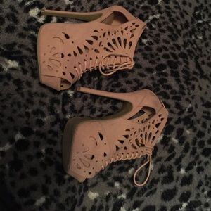 Lite pink/nude heels