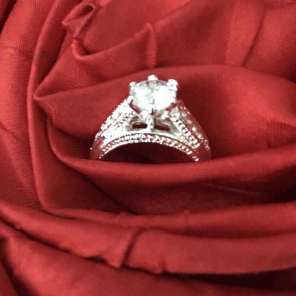 City Roc Stunning Ring - Picture 2 of 3