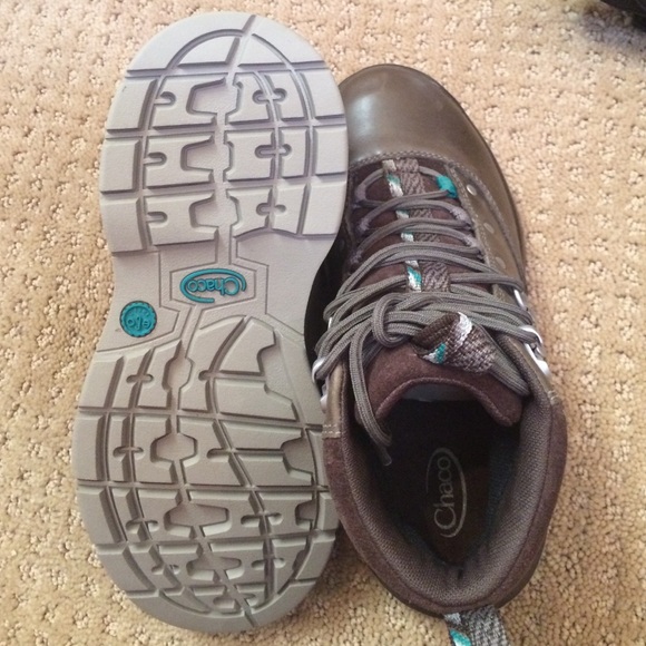 chaco harper mid ankle boots