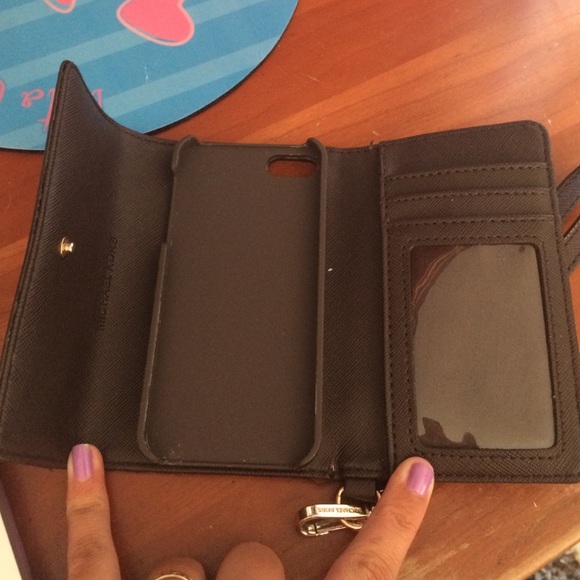 iPhone 5 Michael kors wristlet - Picture 2 of 3