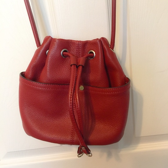 Tiagnanello dark red small bucket bag
