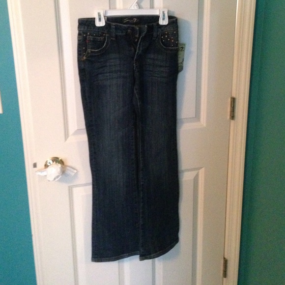 Denim jeans with patterned pockets