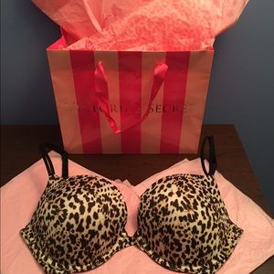 BUNDLE! 2 Victoria's Secret Very Sexy Bras in 32DD