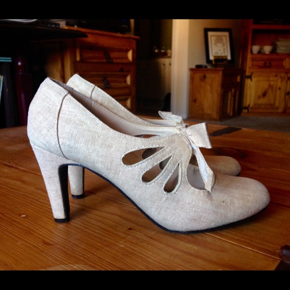 🌟Weekend price drop🌟Cream Ann Marino Bow Heels