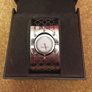 Auth.Gucci twirl silver wide watch all papers