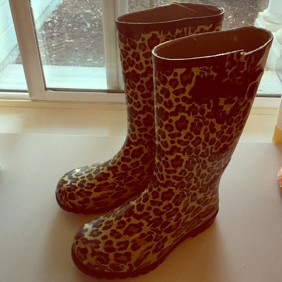 Shoes - Leopard print rain boots!!