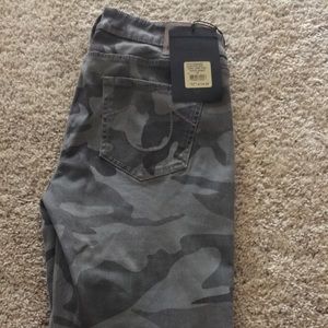 True religion women's camo pants nwt!!! Size 31