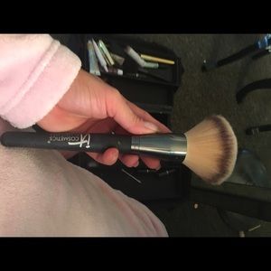 It Cosmetics large powder brush bet