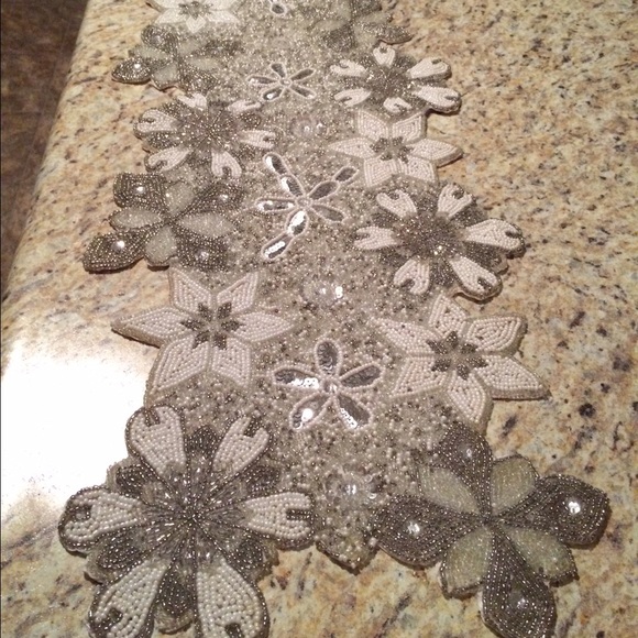 La Sur La Table Holiday Christmas Table Runner