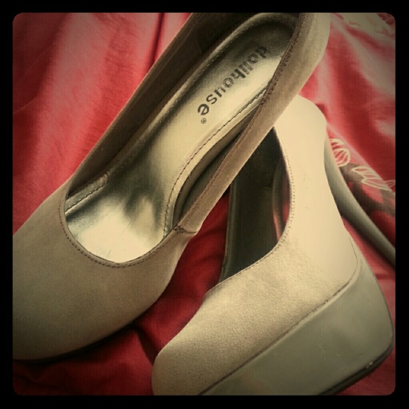 Grey pumps