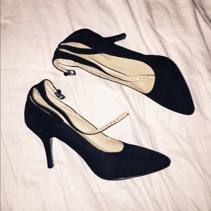 BLACK HEELS WITH STRAP