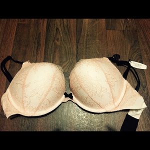 NWT Victoria's Secret Bombshell Bra. Sz 36DD.