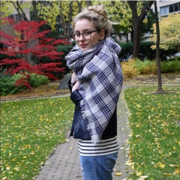 Black & White Blanket Scarf - Picture 3 of 4