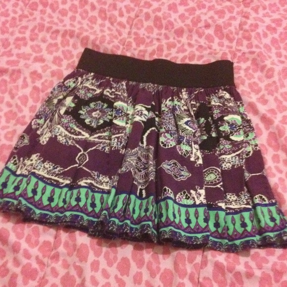 Flowing short skirt