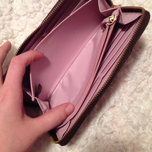 Authentic Brown Coach Wallet w/ Purple Lining - Picture 4 of 4