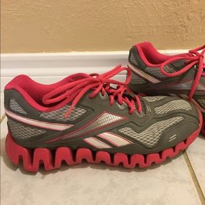 Reebok Zigtech shoe Kids 6 1/2 Woman size 8 1/2!
