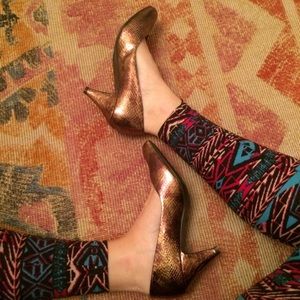 ✨NWOT Bronze heels