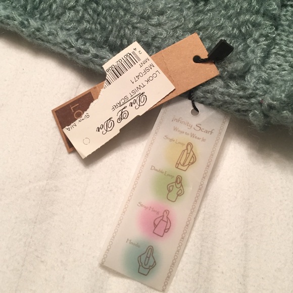 Warm and fuzzy Infinity Scarf NWT - Picture 2 of 3