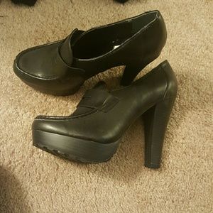 Vera Wang pumps