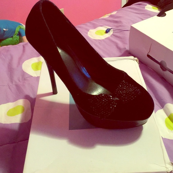 Black bow heels