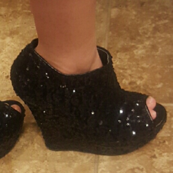Black Sequenced Wedges