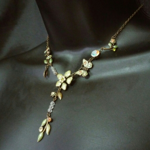 Exquisite 3D Iridescent Choker - Picture 2 of 4