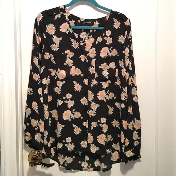 Daisy Print Button Down 🌼