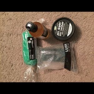 Lush giveaway!! Never used. Good holiday gift :)
