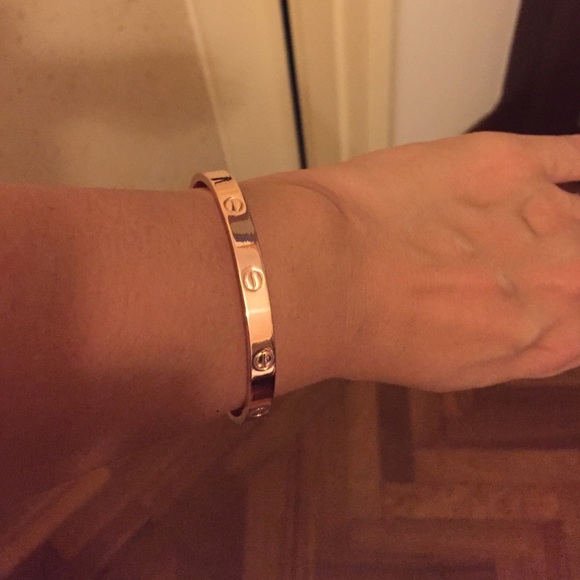 Sleek and elegant rose gold bangle / bracelet.