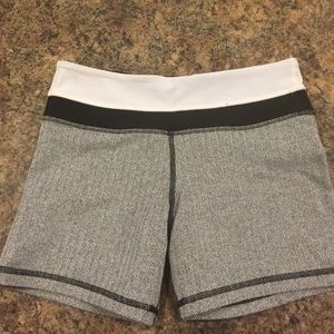 Lululemon groove short as 6