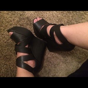 black strappy wedge heels ❤️
