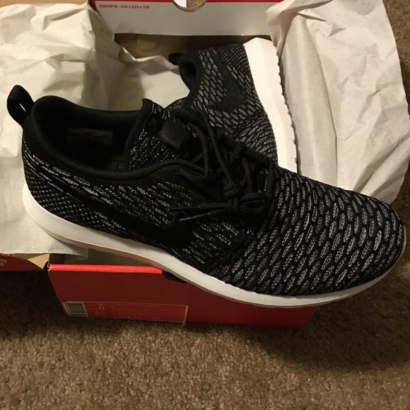 Nike Shoes - Nike Flyknit Rosherun