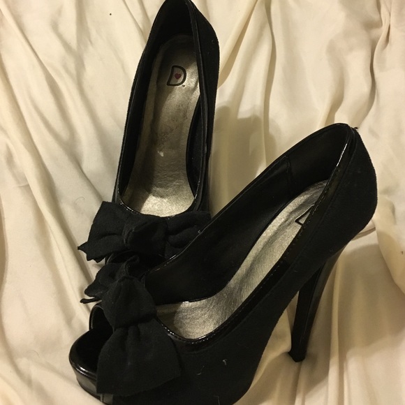 Gorgeous peep toe suede and patent leather trim - Picture 2 of 2